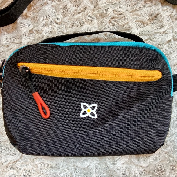 Sherpani Hip Pack Travel Fanny Waist Bum Bag Crossbody Purse Black - Picture 3 of 6